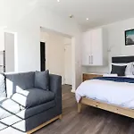 Modern & Stylish Apartment